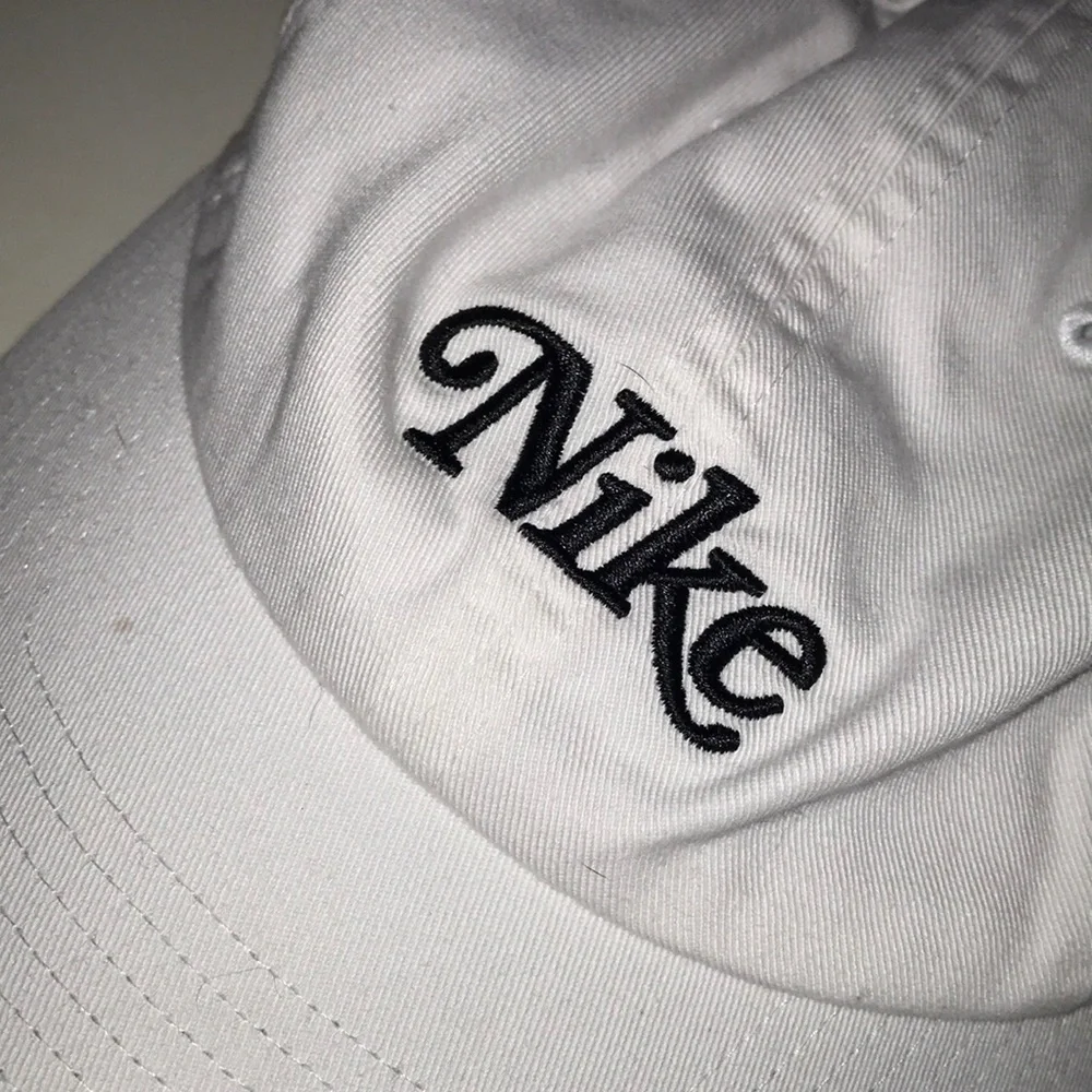 Nike Mens White Baseball Cap Heritage86 Script Logo Leather Strap Hat 1972